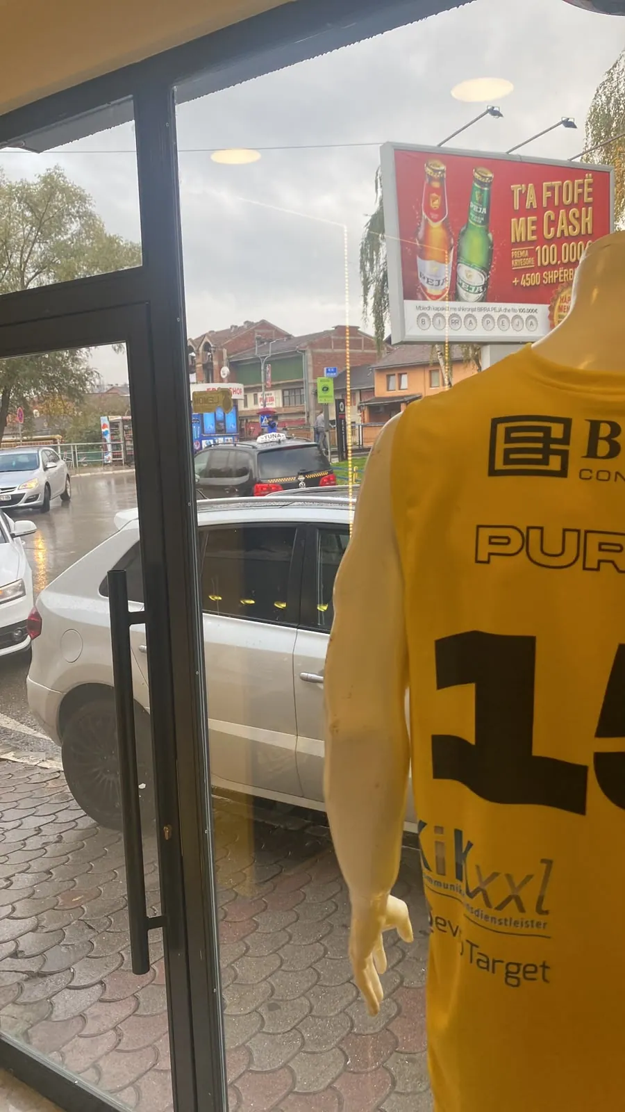 Fanella zyrtare e KB Peja në vitrinën e dyqanit
