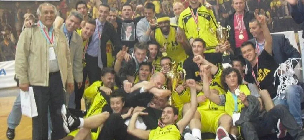 Skuadra dhe stafi i KB Peja festojnë titullin kampion me trofe dhe medalje