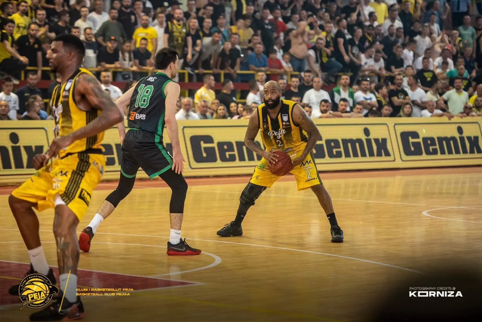 Lojtar i KB Peja me top përballë mbrojtjes kundërshtare