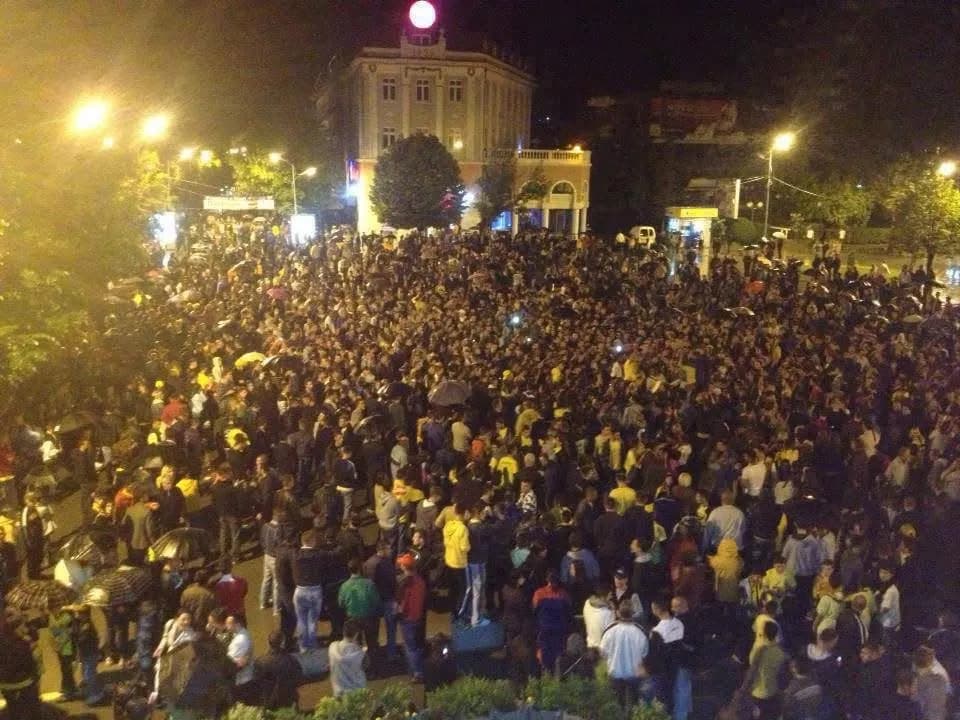 Mijëra tifozë festojnë në sheshin e Pejës pas titullit