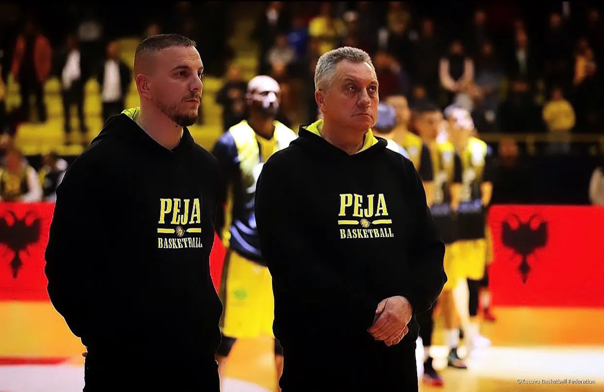 Stafi teknik i KB Peja me duksat “Peja Basketball” para ndeshjes