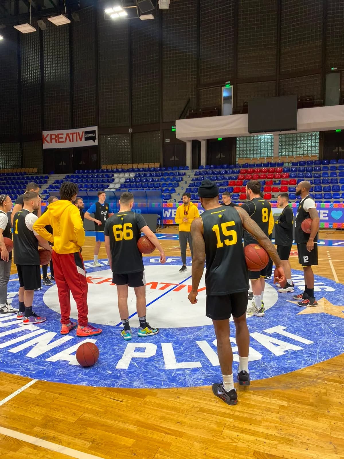 Skuadra e KB Peja në qendër të fushës gjatë stërvitjes