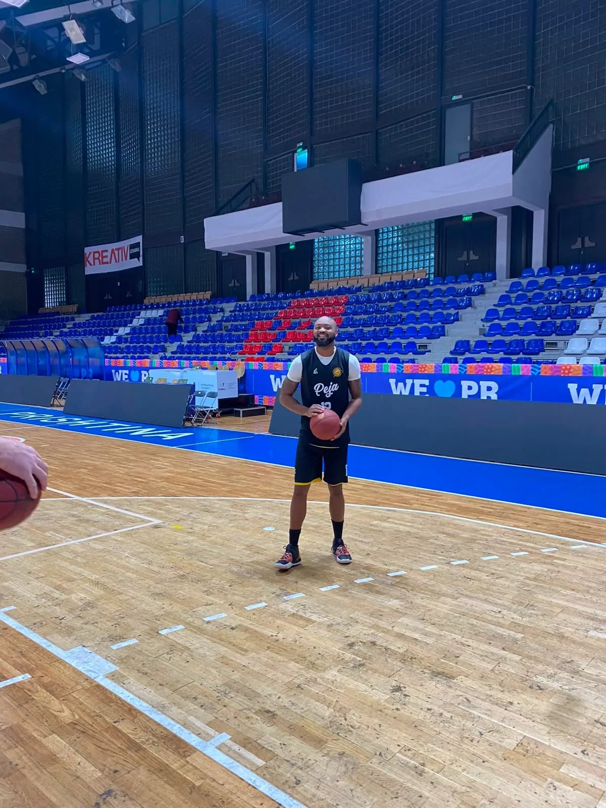 Lojtar i KB Peja me top gjatë stërvitjes