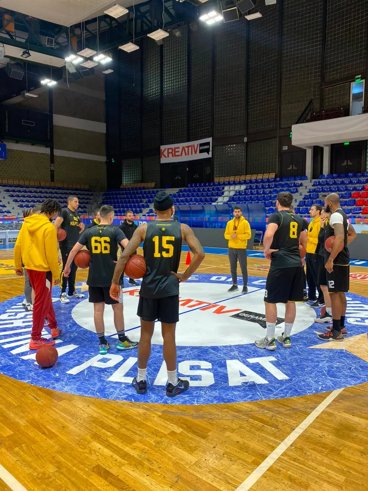 Bisedë e ekipit në qendër të fushës gjatë stërvitjes
