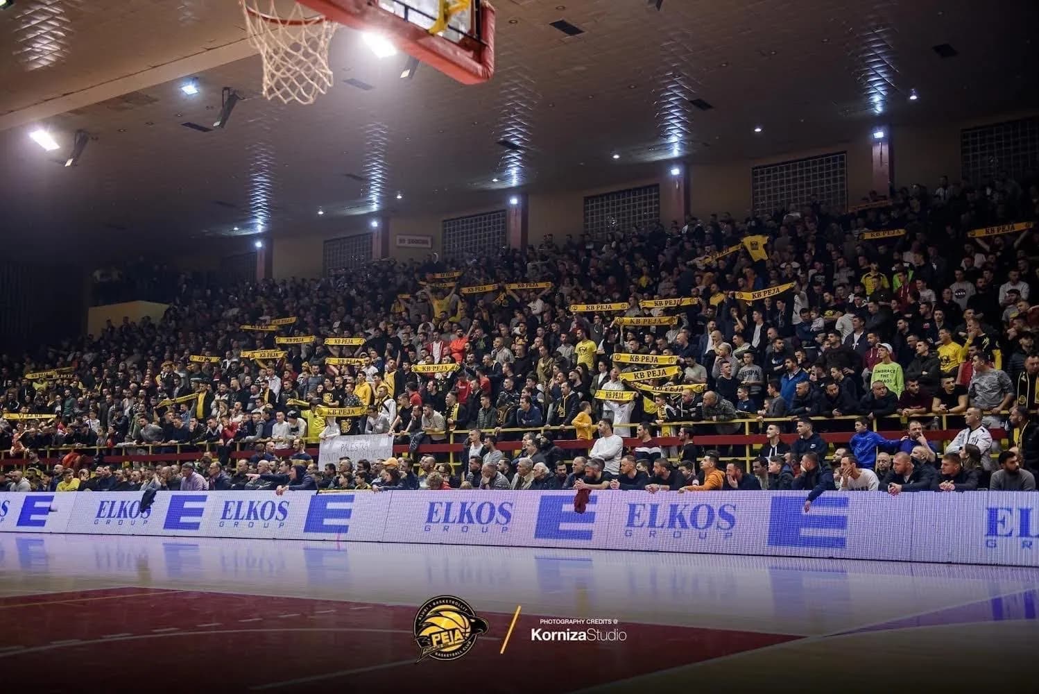 Tifozët e KB Peja me shalla verdh e zi në tribunë