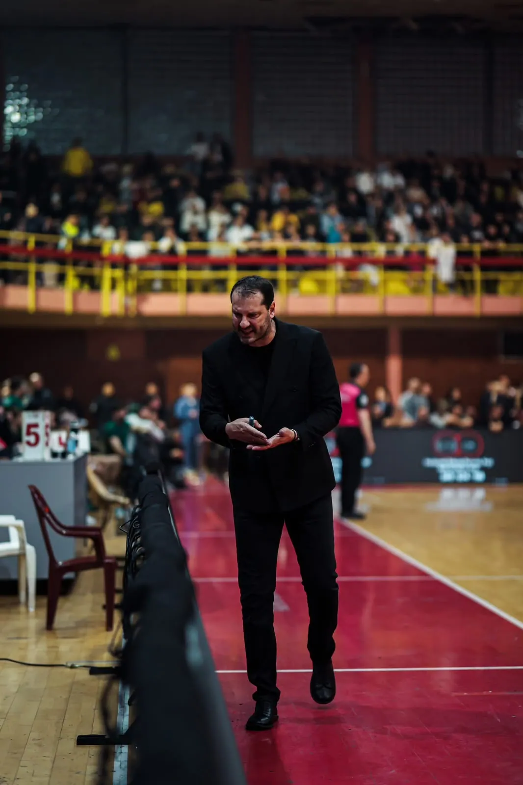 Kryetrajneri i KB Peja në vijën anësore gjatë ndeshjes