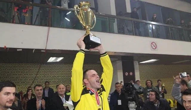 Kapiteni i KB Peja ngre trofeun e kampionit në sallën “Karagaçi”