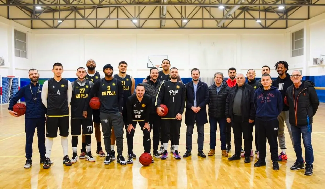Skuadra e KB Peja me përfaqësues të klubit në sallën e stërvitjes