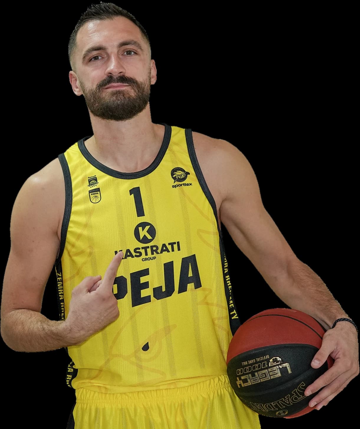 Lojtari #1 Arti i KB Peja, duke treguar fanellën me topin në dorë