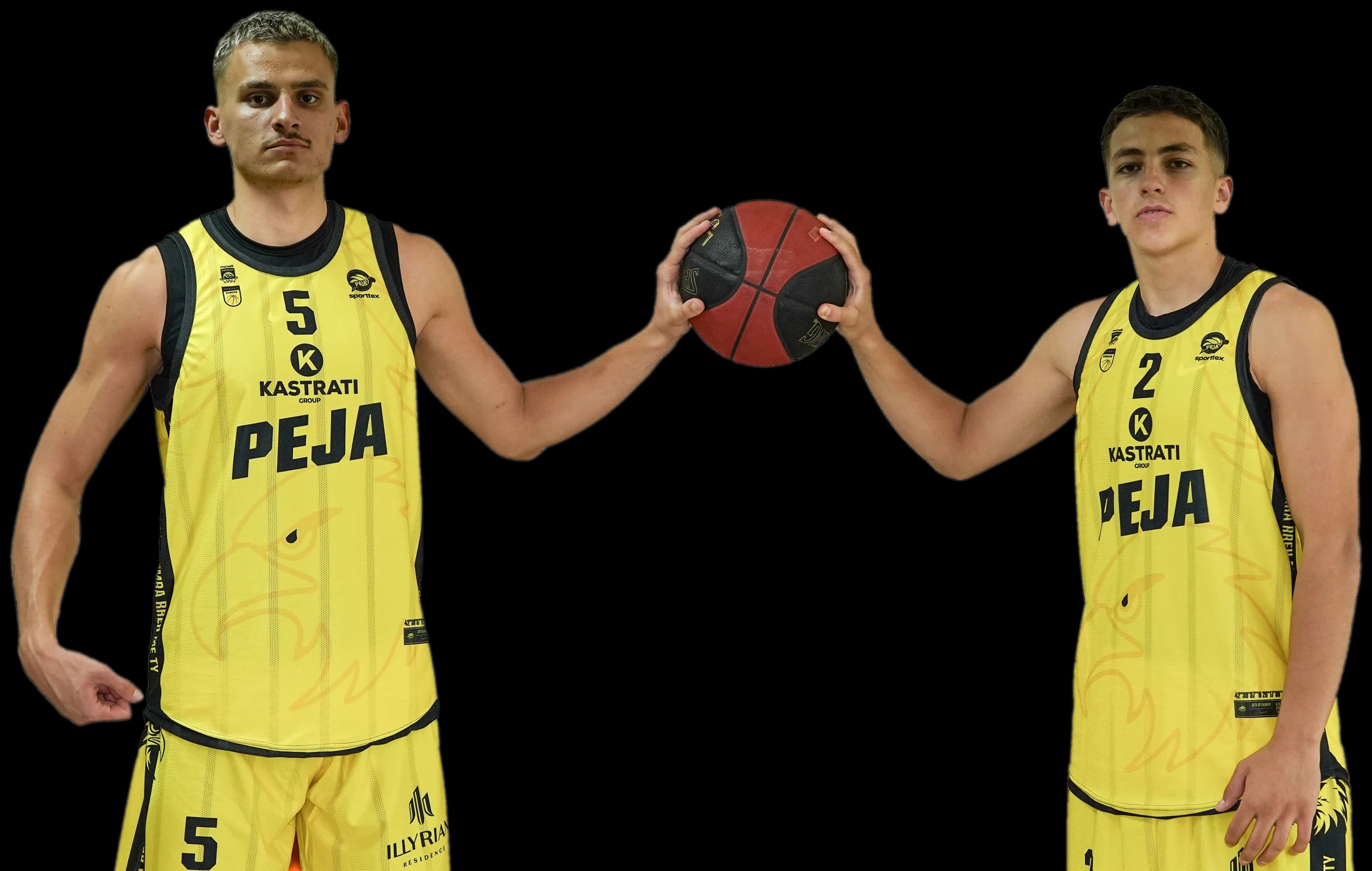 Dy lojtarë të KB Peja (Shatri dhe Hasanaj) mbajnë të njëjtin top