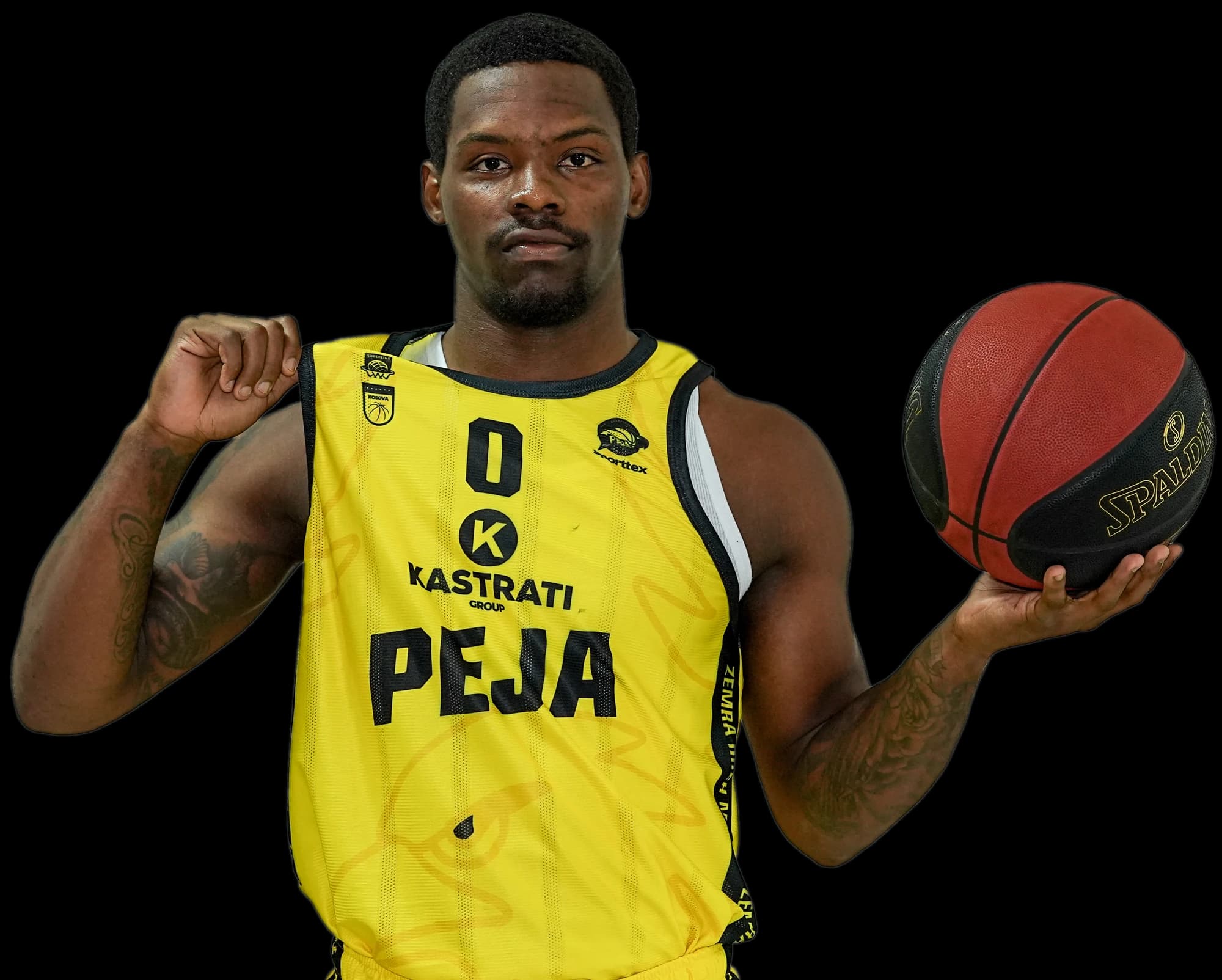 Lojtari #0 Smith i KB Peja duke qeshur me topin në rrotullim