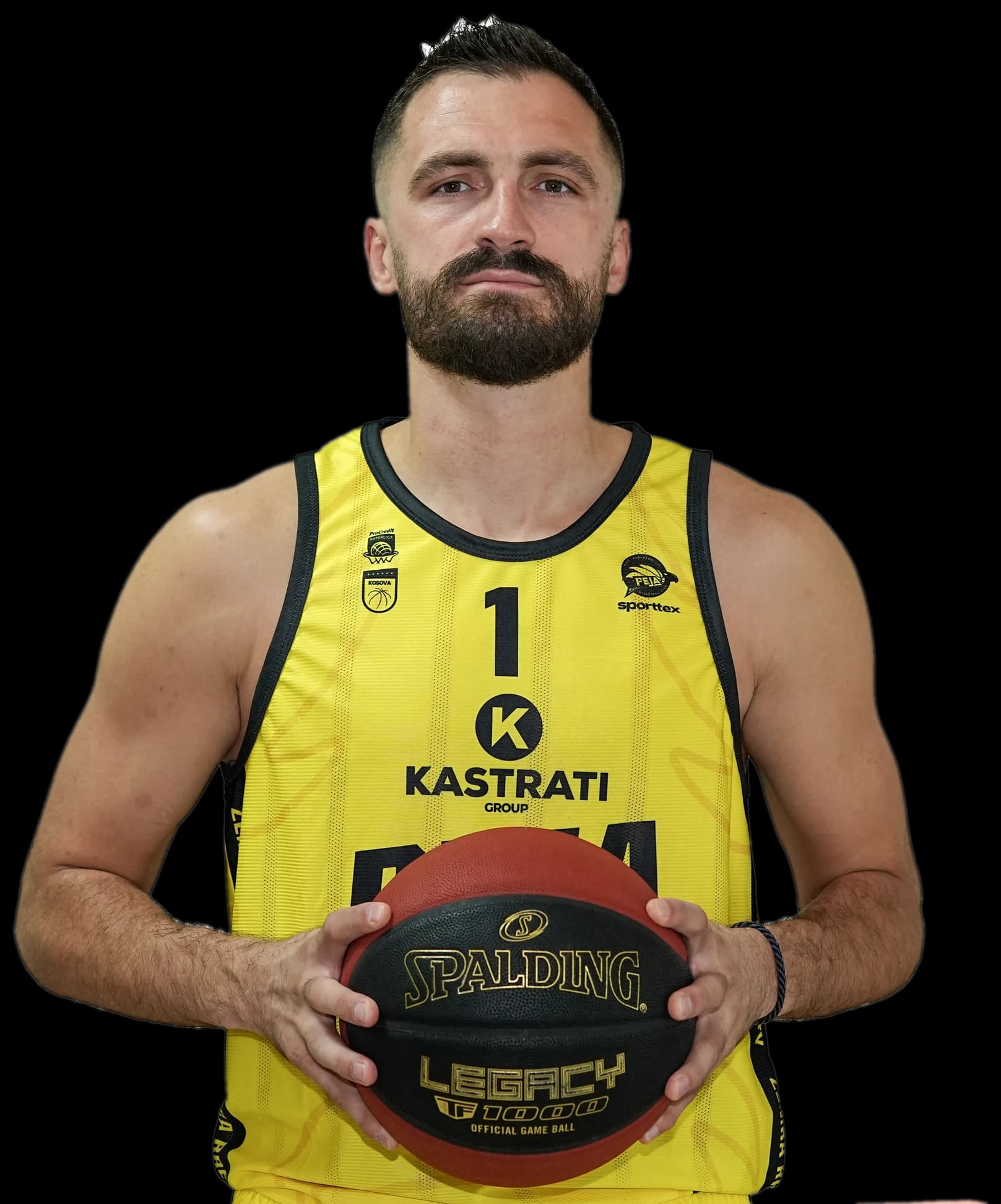 Lojtari #1 i KB Peja duke treguar numrin e fanellës