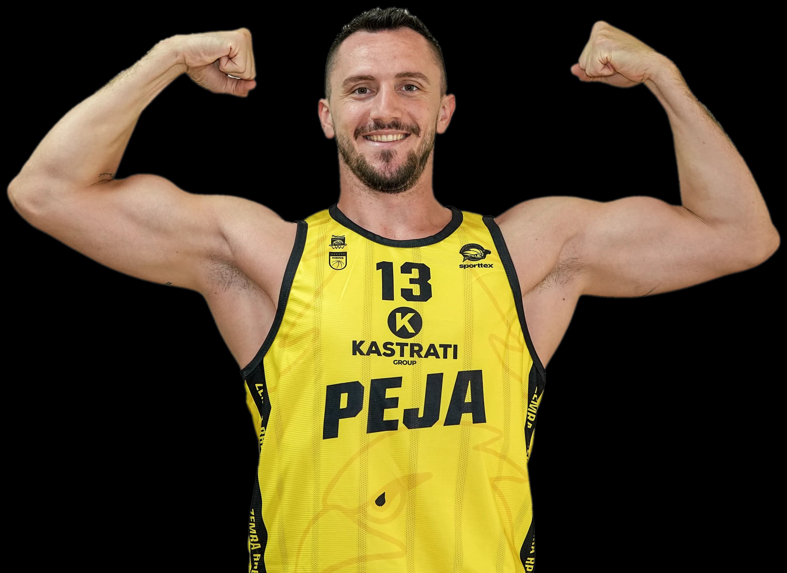Lojtari #13 Lekndreaj i KB Peja duke buzëqeshur me krahë të fryrë