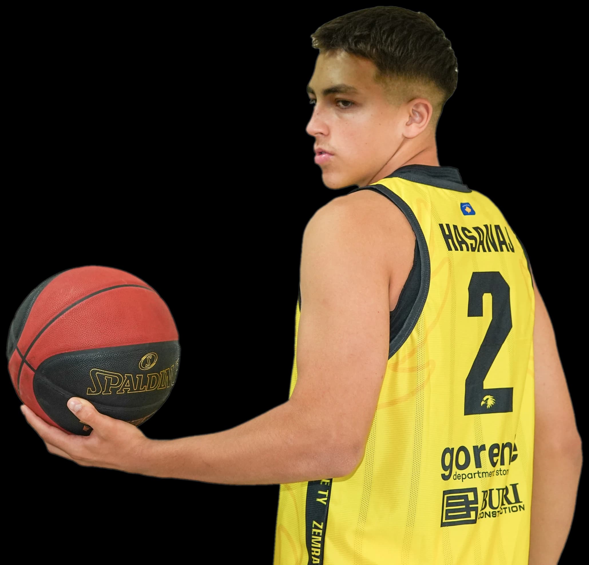 Lojtari #2 Hasanaj i KB Peja, pamje nga prapa duke driblluar