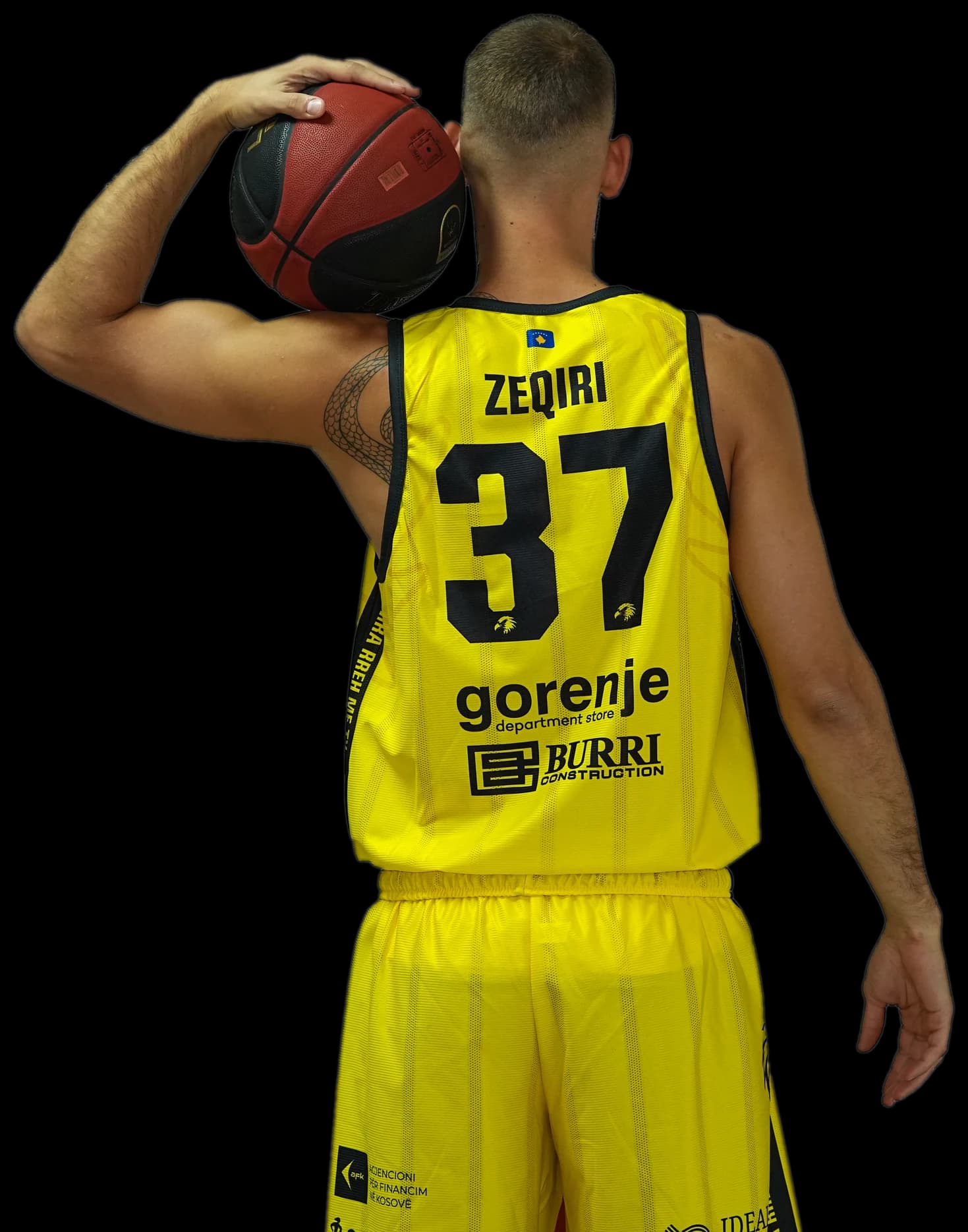Lojtari #37 Zeqiri i KB Peja, pamje nga prapa me topin mbi supe