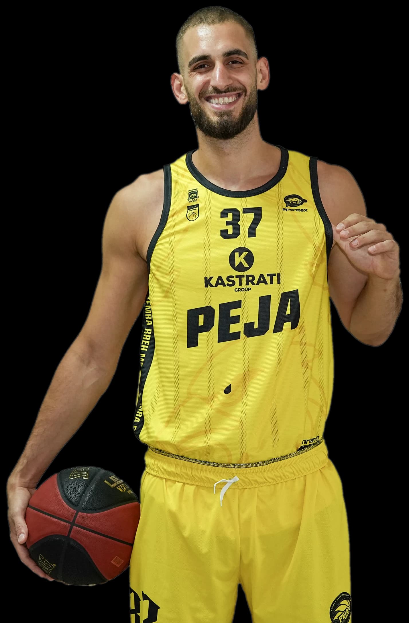 Lojtari #37 Zeqiri i KB Peja, zgjatur drejt kamerës me topin
