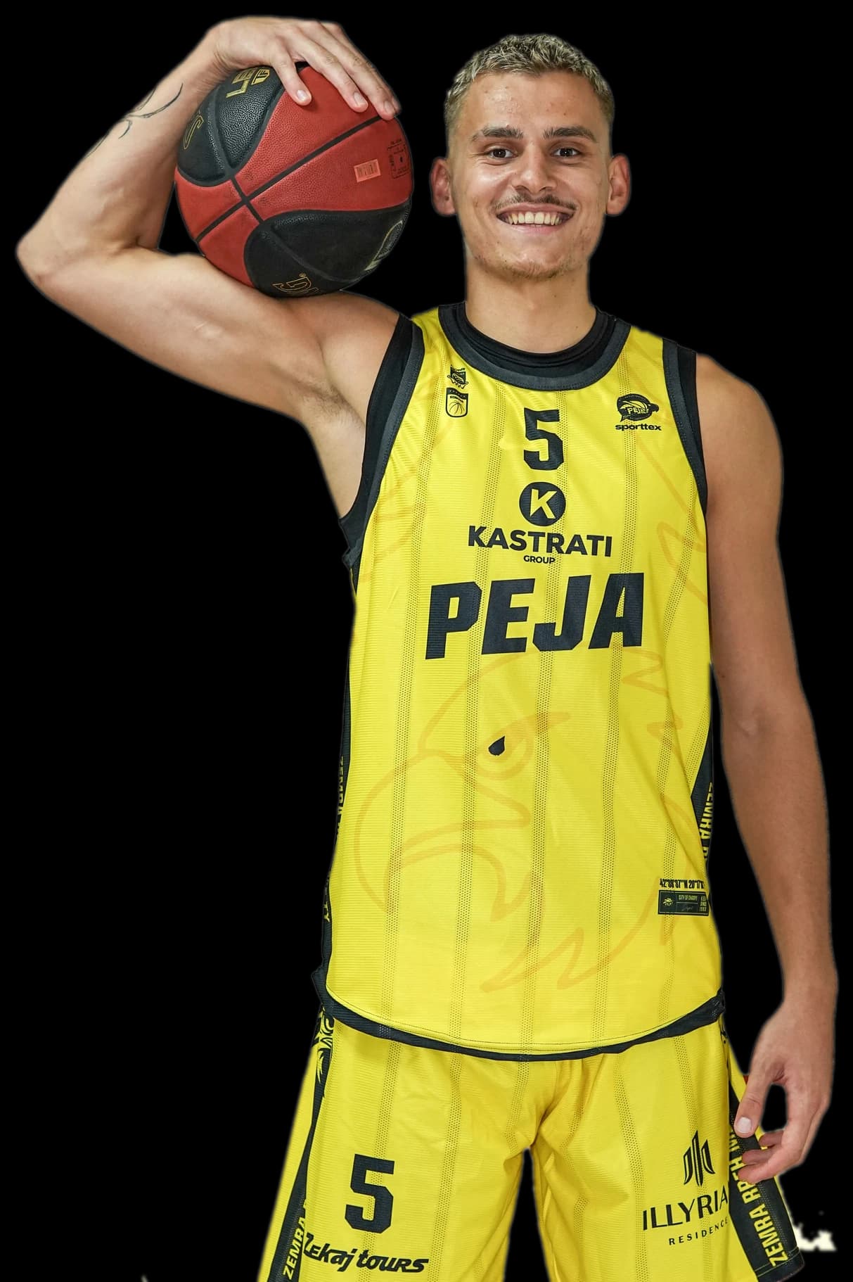 Lojtari #5 Shatri i KB Peja duke buzëqeshur me topin në rrotullim