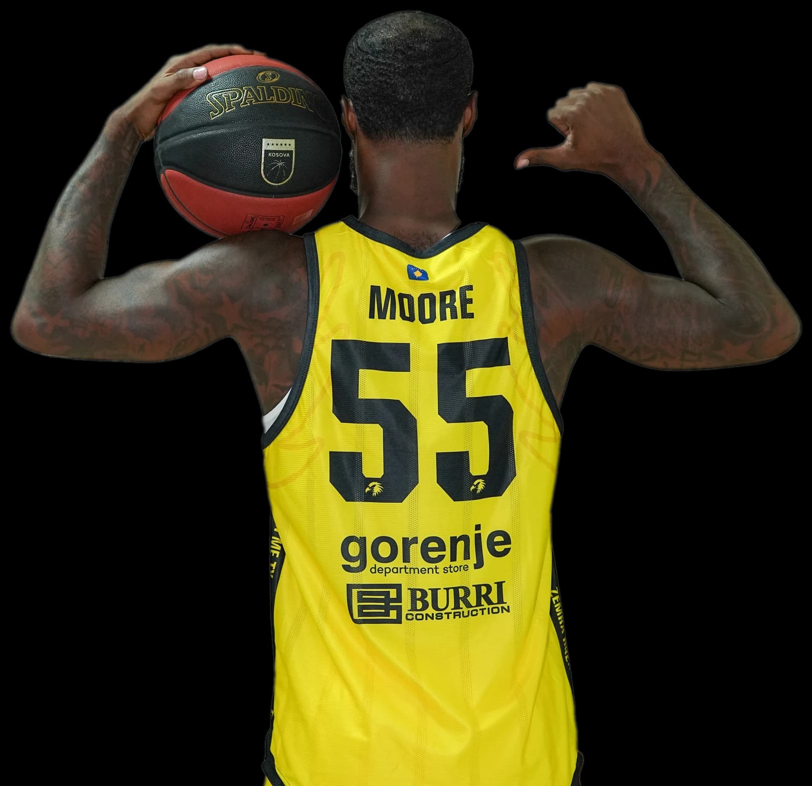 Lojtari #55 Moore i KB Peja, pamje nga prapa duke shfaqur muskuj